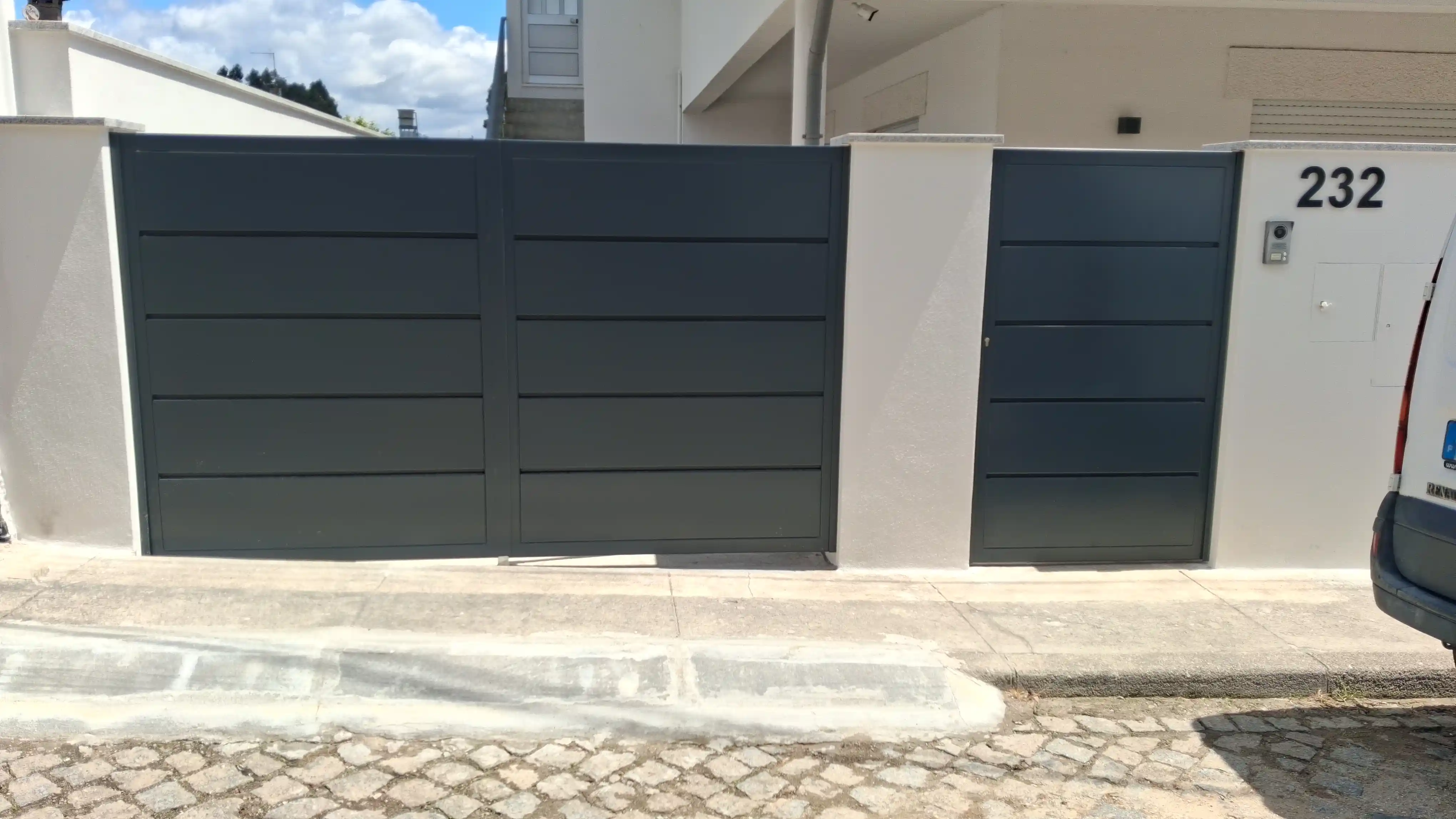 Instalação de portão metálico
